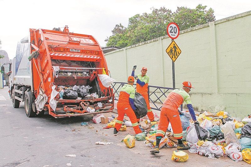 Coleta de lixo em Itararé, Vitória: no município, o serviço foi retomado por completo, segundo a prefeitura (Foto: Fábio Nunes/AT)