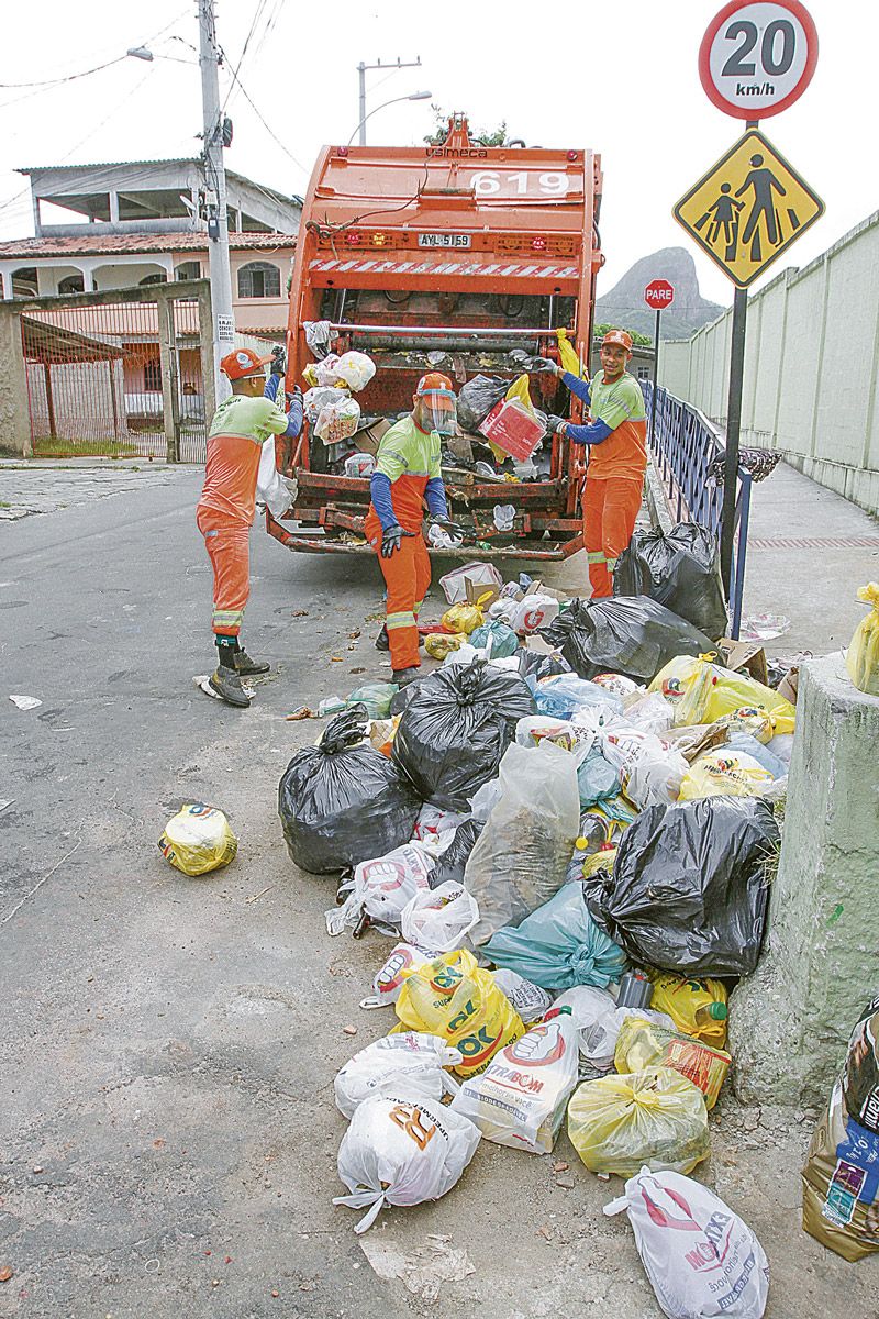Coleta: lixo ficou acumulado (Foto: Fábio Nunes - 03/12/20)