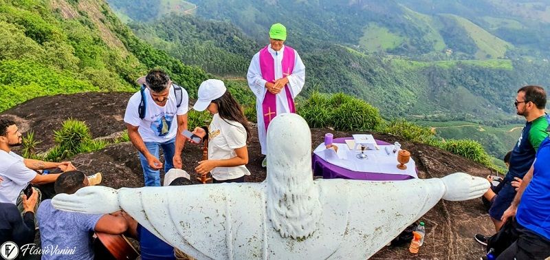 Comunidade comemora primeira missa no topo da Serra do Caramba (Foto: Divulgação/Flávio Vanini)