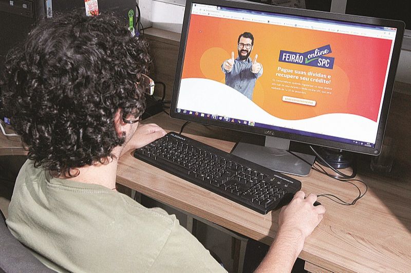 Consumidor acessa o site do feirão: evento é 100% virtual este ano, por causa da pandemia do novo coronavírus (Foto: Beto Morais/AT)