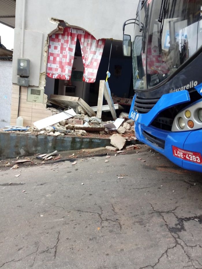 Parede ficou destruída (Foto: WhastApp)