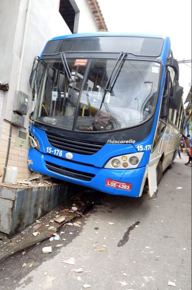 Ônibus atingiu parede da casa (Foto: WhatsApp)
