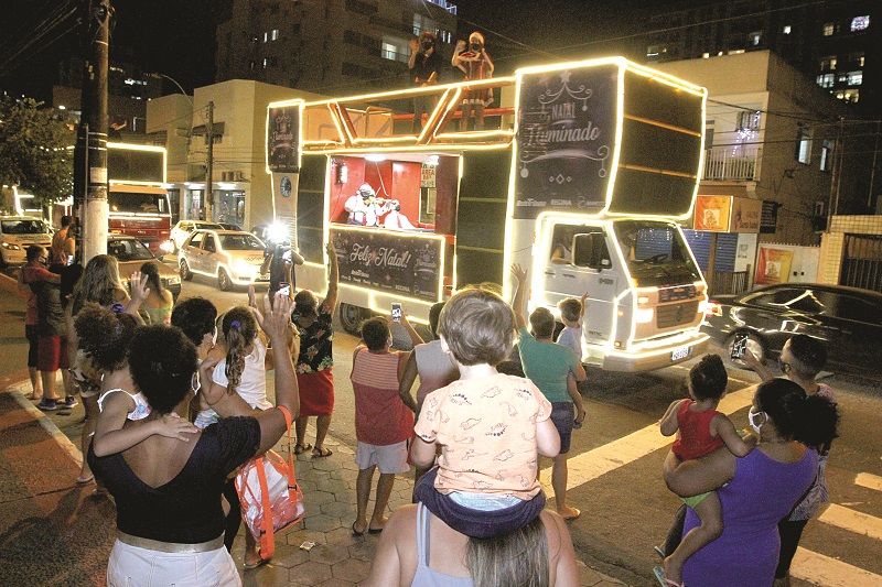 Crianças, adultos e idosos se encantaram com a Caravana de Natal, que levou Papai Noel para Vila Velha (Foto: Leone Iglesias/AT)