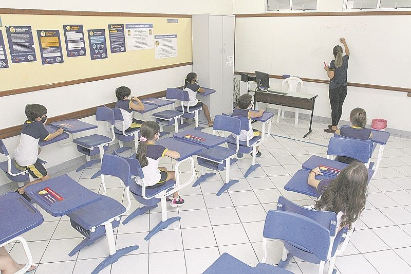 Crianças em sala de aula adaptada para atividades presenciais e a distância (Foto: Leone Iglesias/AT)