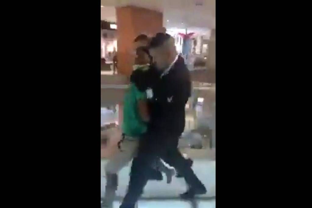 Os agentes privados levaram os dois para uma área interna do shopping, sob questionamentos de clientes que acompanhavam o desenrolar da história (Foto: Reprodução)