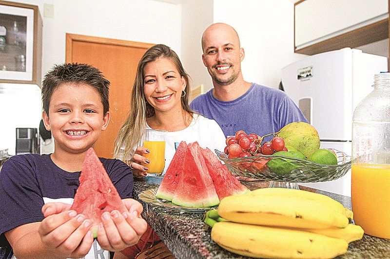 A personal trainer Elen Alves, 32 anos, o marido Wenderson Magevski, 34, e o filho Davi, de 7 (Foto: Kadidja Fernandes/AT)