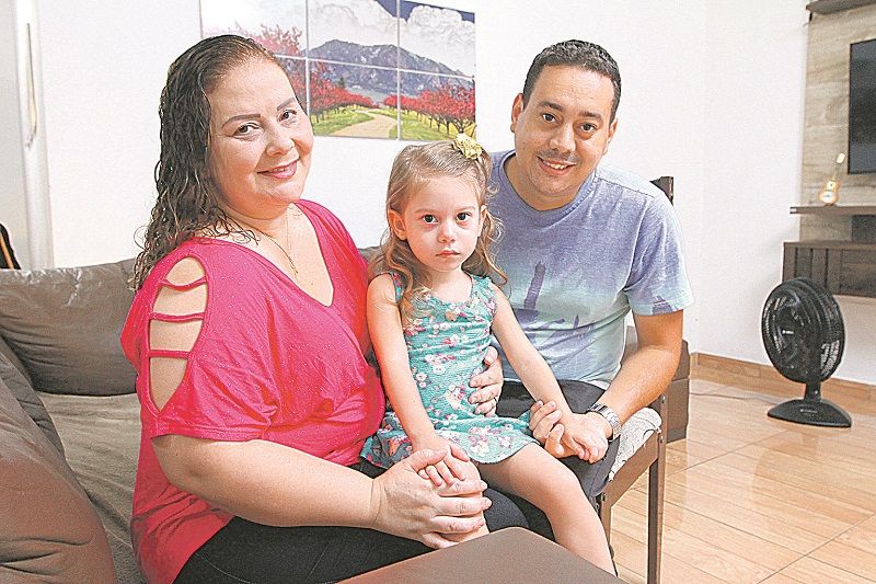 Débora e Charles querem uma escola com mais disciplina e atividades extras para a filha Rebeca, de 3 anos (Foto: Beto Morais/AT)