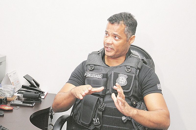 Delegado Rodrigo Henrique da Rosa disse que descobriu a ação criminosa após prender um dos integrantes de uma quadrilha (Foto: Antônio Moreira - 03/05/2019)