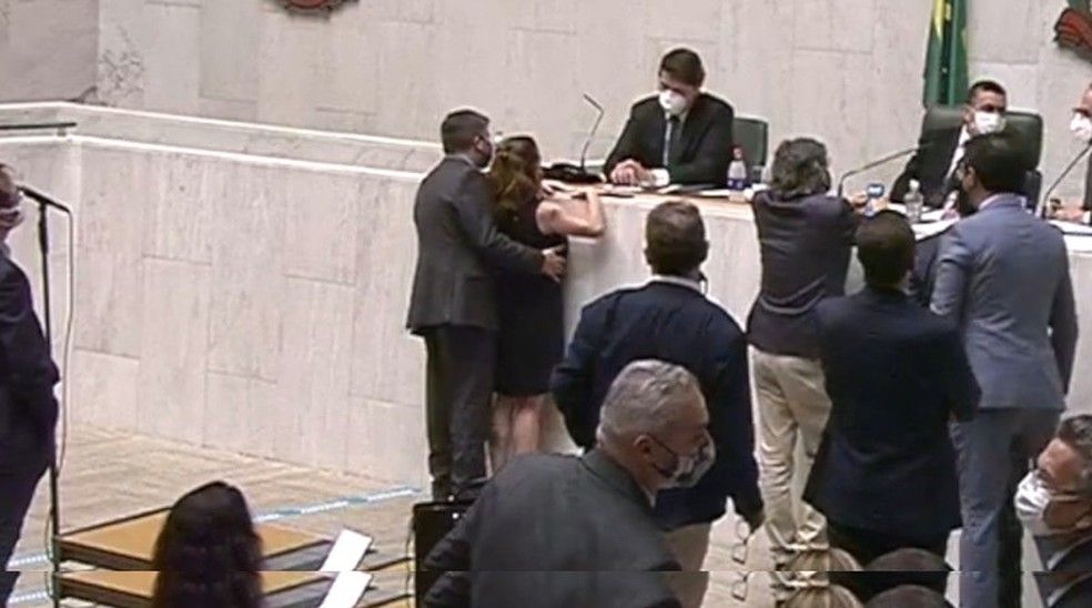 Um vídeo mostra parlamentar se aproximando da colega por trás e apalpando-a (Foto: Reprodução)