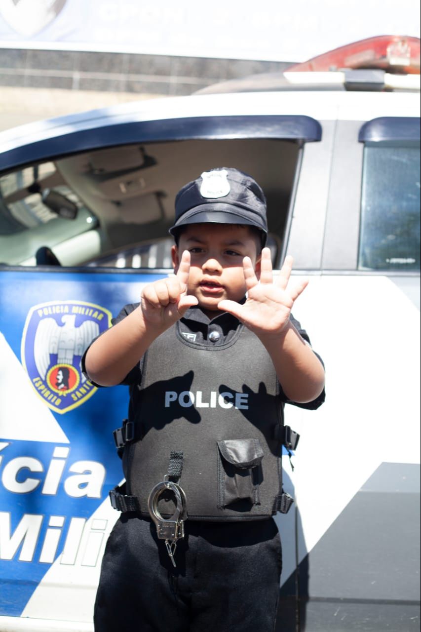 Derek comemorou o aniversário de seis anos visitando a Polícia (Foto: Assessoria / PMES)