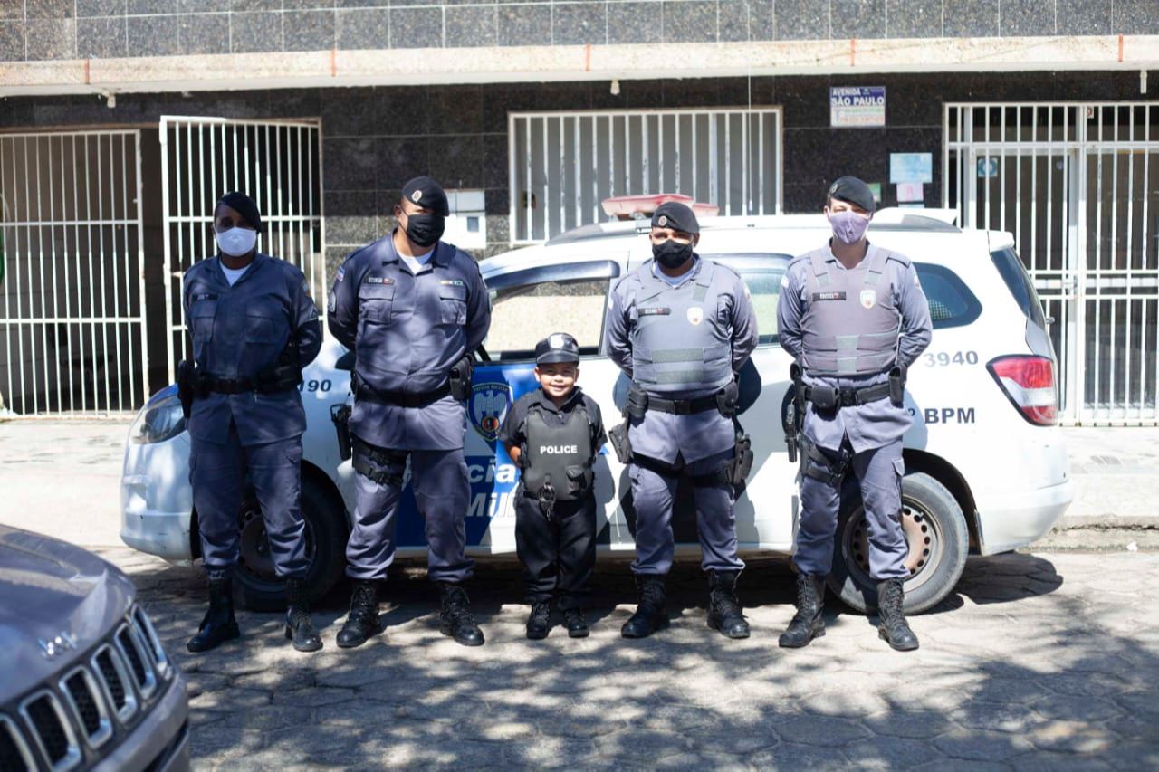 Derek aproveitou para tirar as fotos com os policiais (Foto: Assessoria / PMES)
