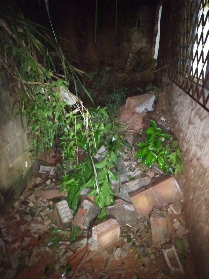 Quintal da casa ficou sujo com lama e escombros (Foto: WhatsApp)
