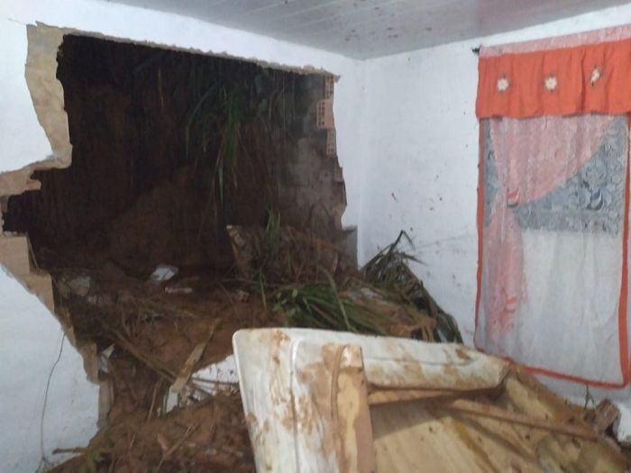 A parede do quarto foi destruída pelo deslizamento (Foto: WhatsApp)