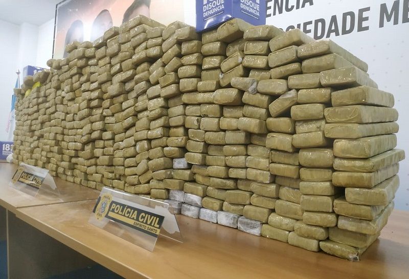 As drogas foram encontradas com quatro suspeitos de integrar uma associação criminosa que cometia roubos a postos de gasolina (Foto: Divulgação)