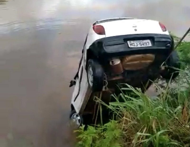 O carro onde estavam as vítimas caiu de uma ponte que liga Praia Grande a Nova Almeida após bater em um ônibus. O veículo ficou submerso em um rio (Foto: Reprodução)