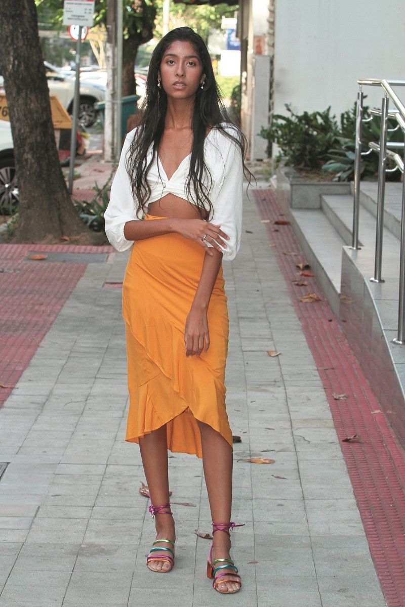 Colorido nos pés - Se o amarelo e o branco são apostas no cropped de amarrações e no pareô, nos pés é possível abusar das cores metalizadas. (Foto: Leone Iglesias/AT)