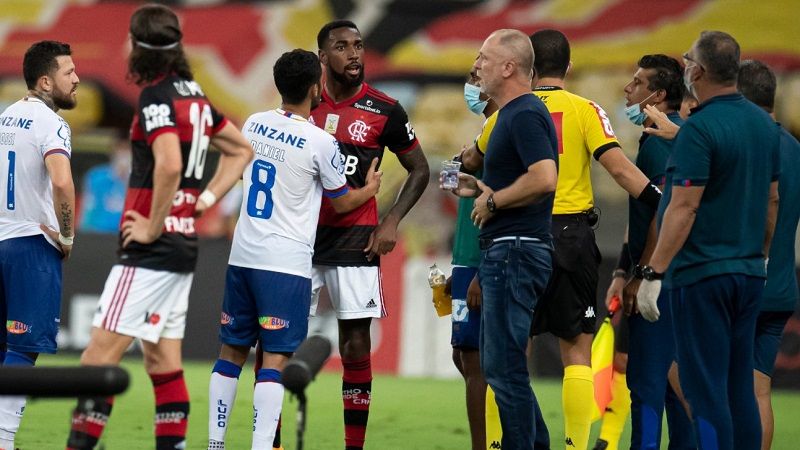 O volante do Flamengo afirma ter sido alvo injúria racial durante a vitória do rubro-negro por 4 a 3 contra o Bahia (Foto: Divulgação/ Twitter)