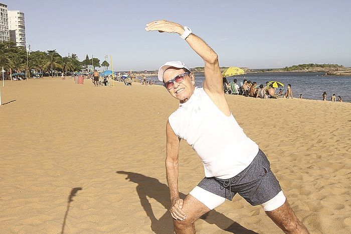 Elias dos Santos trabalha com ginástica aeróbica e circuito de areia: “Adoro ser professor, é a minha vida” (Foto: Beto Morais/AT)