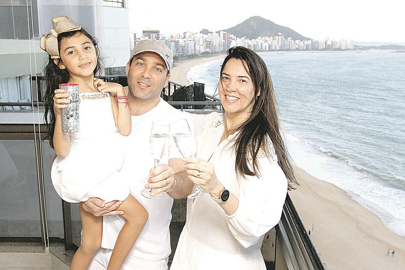 Ellen, André e a filha Antonella, 6 anos, na varanda do apartamento, em Vila Velha: virada sem fogos de artifício (Foto: Leone Iglesias/AT)