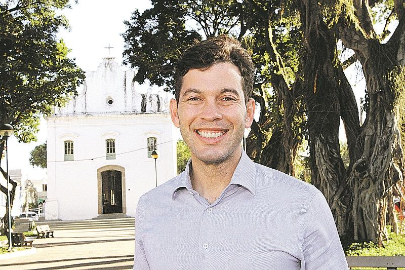 Em frente à Igreja do Rosário, na Prainha, Arnaldinho Borgo revelou as suas prioridades como prefeito eleito de Vila Velha (Foto: Kadidja Fernandes/AT)