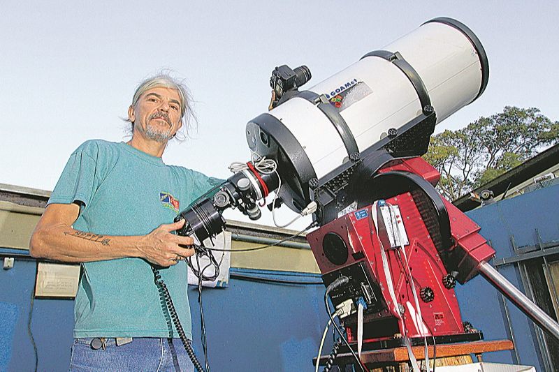 Márcio Malacarne, coordenador do Observatório Astronômico da Ufes: fenômeno de alinhamento de Júpiter e Saturno poderá ser observado ao olhar na direção do pôr do sol (Foto: Dayana Souza/ AT/ 17/09/2020)