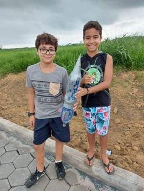 Isaac e Leovictor criaram foguete que chegou a 170 metros de distância (Foto: Divulgação)