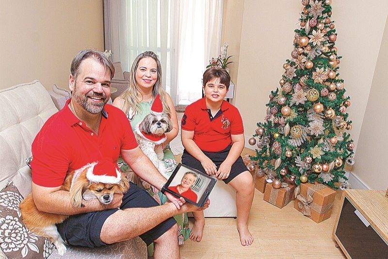 Fabricio, Andreia e o filho Kauan, de 9 anos, vão fazer chamadas de vídeo com os parentes na noite de Natal (Foto: Fábio Nunes/AT)