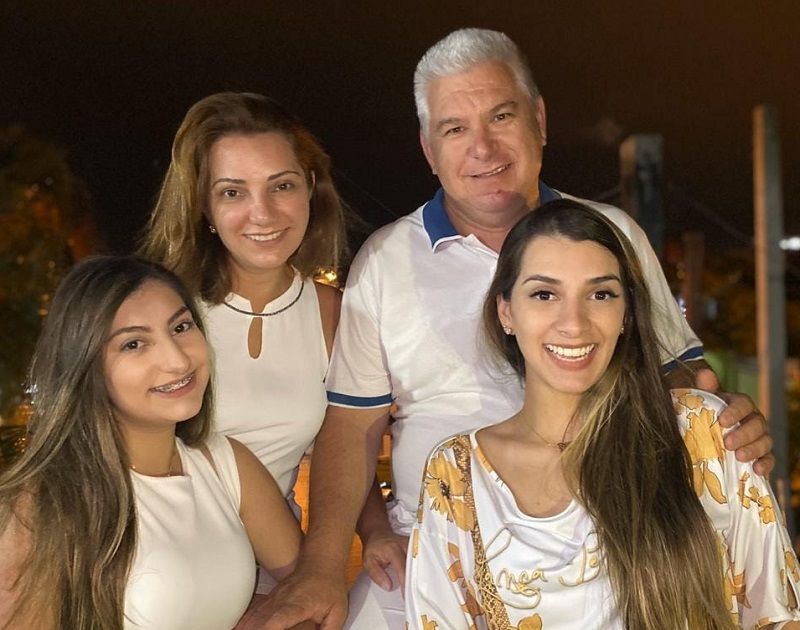 Valdecy Cruzeiro, a esposa Luciana Brito e as filhas Beatriz e Júlia (Foto: Reprodução/Facebook)