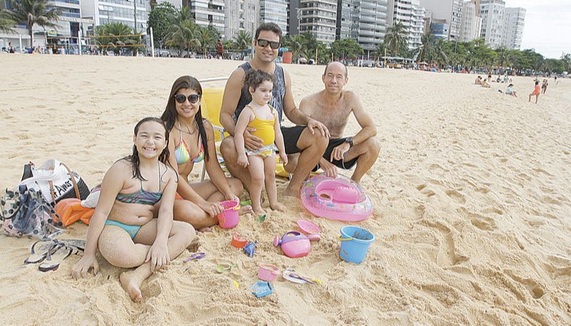 Ana, Dayna, Maria, Jeferson e Ildomar: família optou por ir à praia mais cedo por causa do sol e o distanciamento (Foto: Fábio Nunes / AT)
