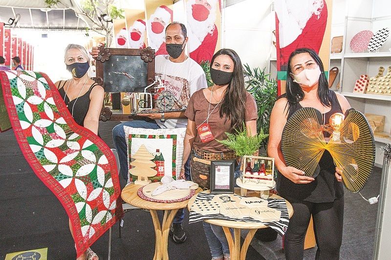 Artesãos mostram produtos, que estão sendo vendidos na Feira de Natal, na Praça do Papa, Vitória, até domingo (Foto: Leone Iglesias/AT)