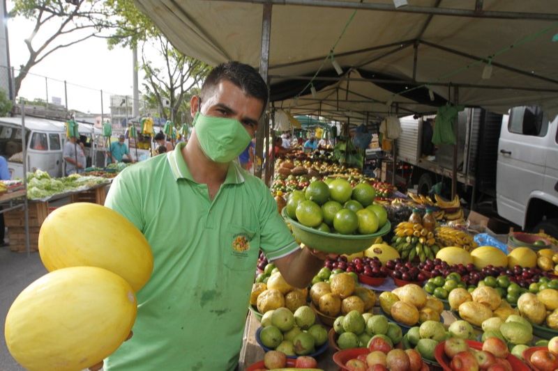 Fábio Félix de Souza ganha a vida “no grito” e acredita que esse é o diferencial para chamar os clientes. (Foto: Fábio Nunes/AT)