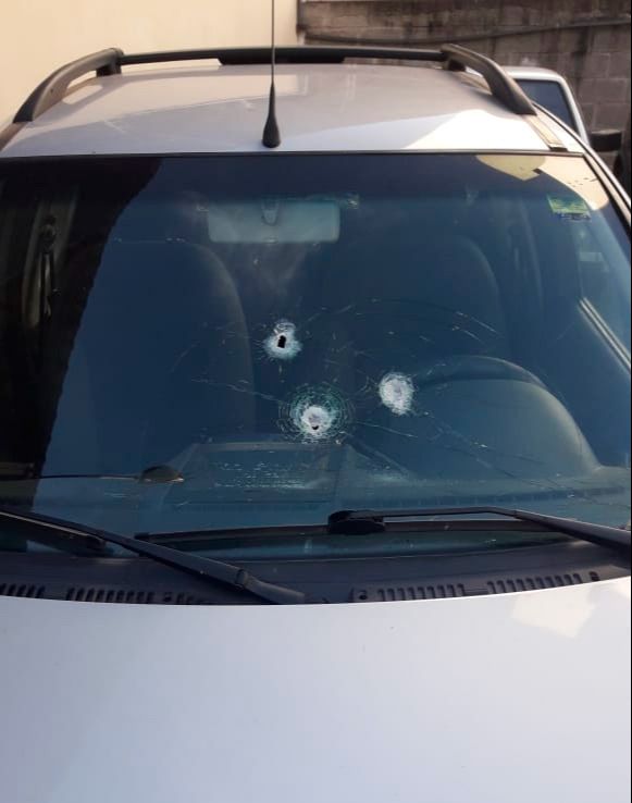 O carro da vítima ficou com as marcas dos tiros (Foto: Divulgação)