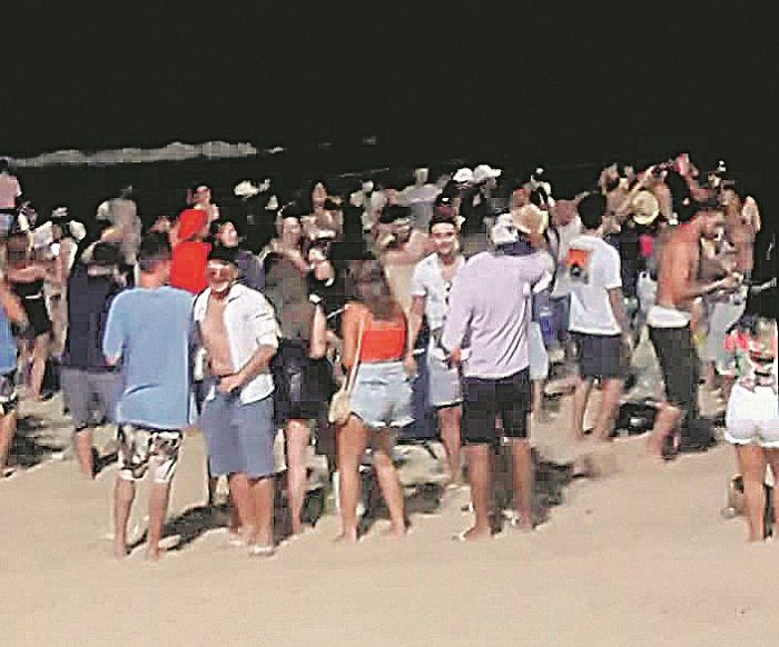 Imagens mostram jovens na areia (Foto: Reprodução de Vídeo)