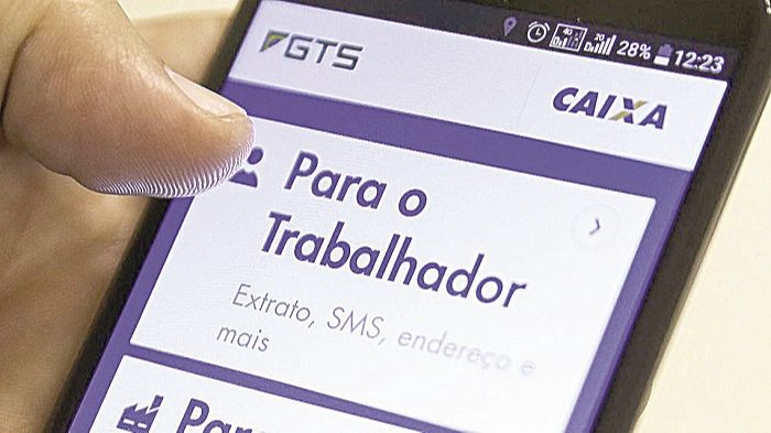 Consulta ao FGTS por meio de celular: governo liberou este ano o saque de até R$ 1.045, num total de R$ 38 bi (Foto: Divulgação)