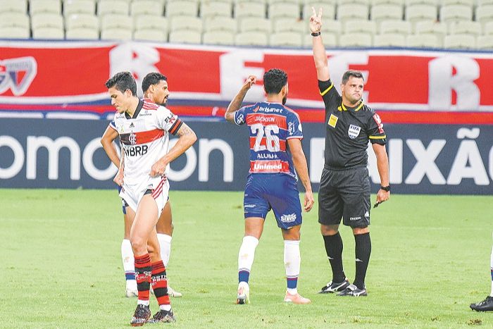 Pedro escorregou e perdeu pênalti (Foto: Caio Rocha /Agência Estado)