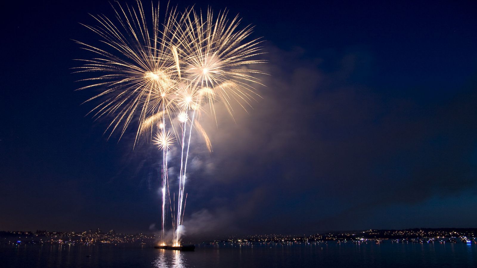 Moradores foram orientados a ficar em casa e assistir os fogos de artifício pela televisão, por causa da covid-19 (Foto: Divulgação)
