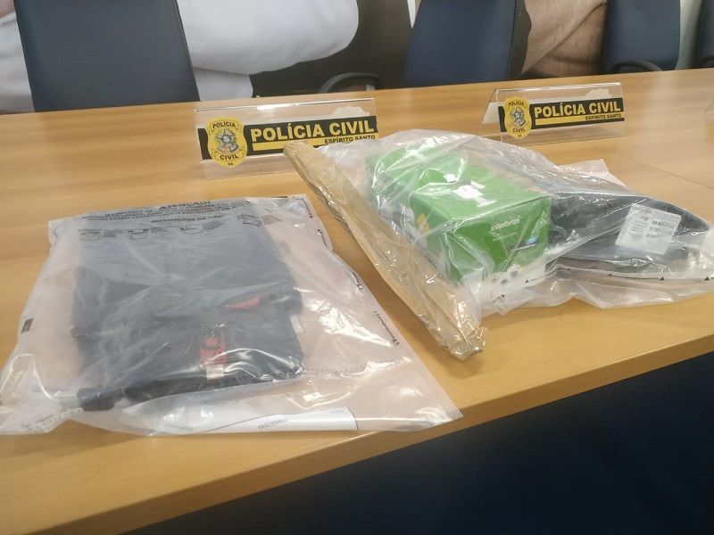 HD, roteador e tablet apreendidos pela polícia na empresa investigada. (Foto: Kananda Natielly)