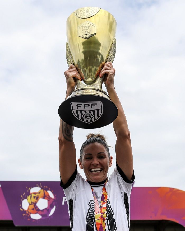 Gabi Zanotti ergue a taça do Paulistão 2020 (Foto: Marco Galvão/Agência Corinthians)