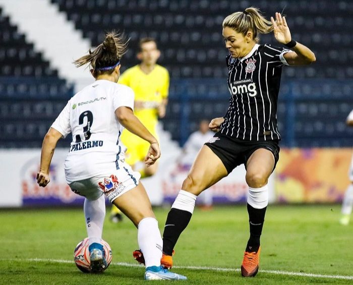 Gabi tenta passar pela adversária (Foto: Reprodução Instagram @gabizanottid)