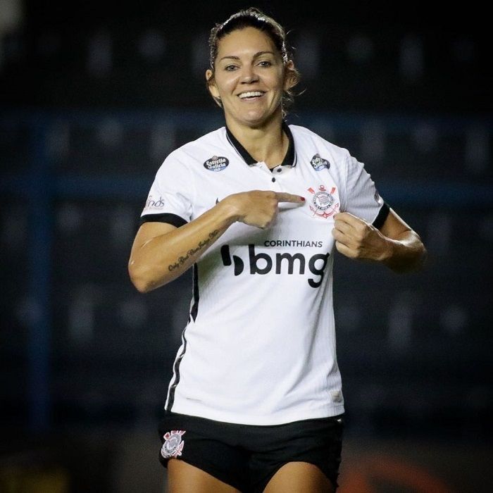 Capixaba negocia renovação e diz que quer ficar no Timão (Foto: Reprodução Instagram @gabizanottid)