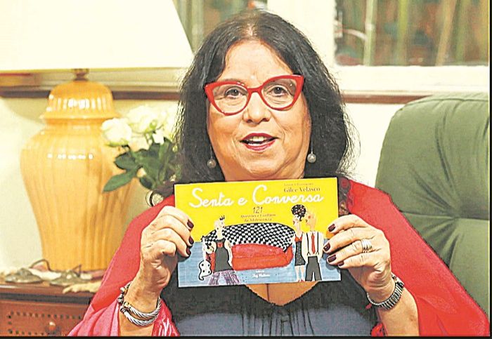 Psicóloga Gilce Velasco mostra o livro que escreveu com 121 perguntas e respostas sobre a fase da adolescência (Foto: Chico Dreux/Divulgação)