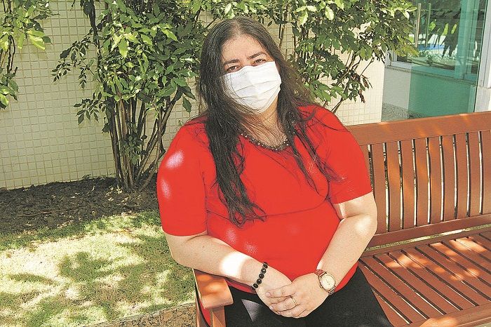Giovana Borin conta que a rotina do marido era desgastante e difícil. "As pessoas estão ignorando o vírus”, diz (Foto: Kadidja Fernandes/AT)