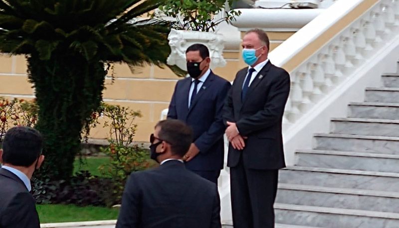 Mourão e Casagrande posaram para fotos em frente ao Palácio Anchieta (Foto: Kleber Amorim / AT)