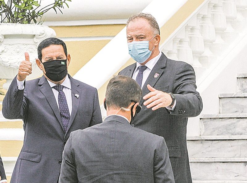 Hamilton Mourão faz sinal de positivo ao ser recebido no Palácio Anchieta pelo governador Renato Casagrande (Foto: Kadidja Fernandes/AT)
