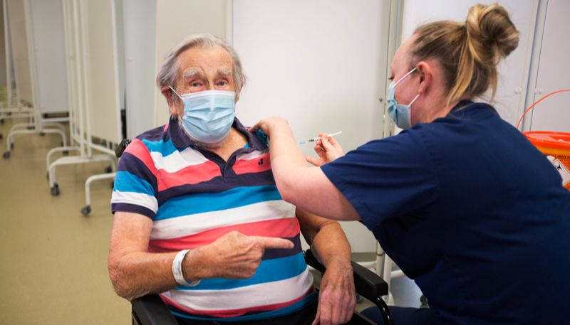 Henry Jack Vokes, de 98 anos, comemora ao receber a vacina contra a Covid-19 (Foto: Graeme Robertson / AP / Agência Estado)