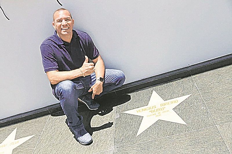 "Ser escolhido para integrar a Calçada da Fama é uma sensação inexplicável", diz Buru, eleito melhor jogador de futebol de areia do mundo em 2007 (Foto: Edson Reis/ Sesport)