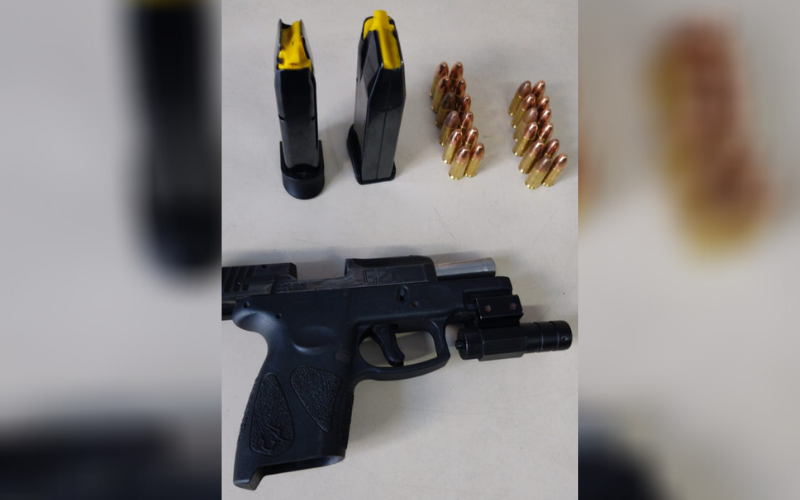 Pistola calibre 9 mm com mira laser apreendida com o suspeito (Foto: Divulgação/PMES)