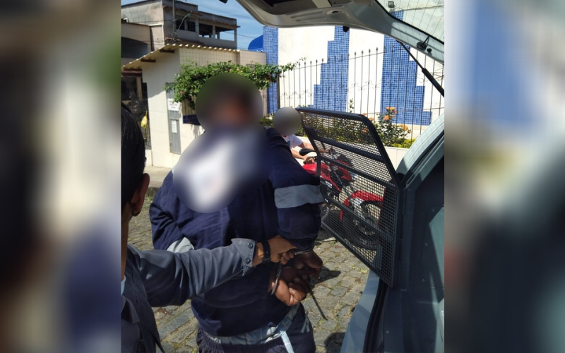 Imagem mostra o suspeito sendo detido pela PM (Foto: Reprodução/Redes Sociais)