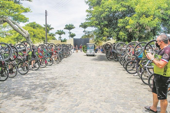 Ciclistas fizeram um corredor de bikes, no Cemitério Parque da Paz, quando o corpo de Pedro Paulo Alves foi levado para o sepultamento (Foto: Fábio Nunes/AT)