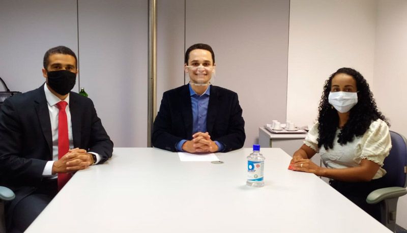 Ícaro Ruginski, ao lado do prefeito eleito de Vitória, Lorenzo Pazolini, e da vice-prefeita eleita Capitã Estéfane (Foto: Divulgação / Assessoria)